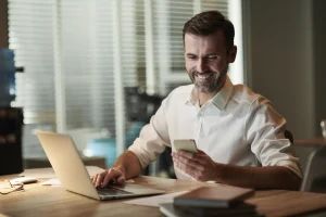 homem escolhendo melhor app de controle de ponto