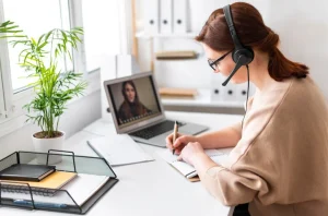 Equipe de RH conversando sobre registro de ponto para teletrabalho